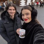 Nikol Švantnerová Instagram - Vánoční Vídeň🎀 Tentokrát celá rodina pohromadě, @patasvantner se nám po roce vrátil, tak jsem ho hned z letiště vytáhla nasát atmosféru. #christmastime Wiener Christkindlmarkt