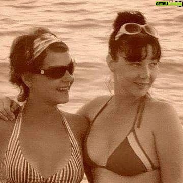 Nilgün Türksever Instagram - #youngsisters #tbt yıl kaç nehalettin?