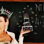 Nilgün Türksever Instagram - Virüsten kelli bir bar taburesi üstünde kutlayamadığım doğum günüm bugün. Zaten babam da yaşıyor çok şükür :)Neyse kendime bar tabureli doğum günleri diliyorum. Tabure önemli!!! Fikir :çarptık Konsept:ben Kostüm:ben Çocuklar :benim Adam :benim Mekan:benim Makyaj:ben Müzik:yok Tekst :benim Doğumgünü:benim Fotoğraf :Altuğ Görgü ama düzenleme ben.