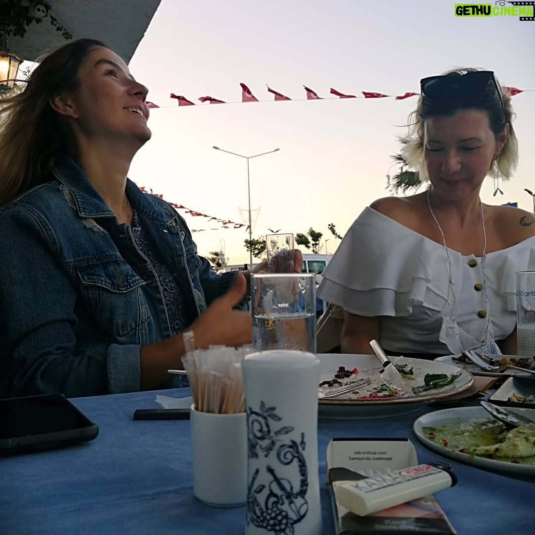 Nilgün Türksever Instagram - Nice Eylül ler görmüş geçirmiş gözlerimizi süzerek demlendiğimiz bir Eylül günbatımı daha; en güzelinden..