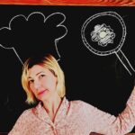 Nilgün Türksever Instagram - Virüsten kelli bir bar taburesi üstünde kutlayamadığım doğum günüm bugün. Zaten babam da yaşıyor çok şükür :)Neyse kendime bar tabureli doğum günleri diliyorum. Tabure önemli!!! Fikir :çarptık Konsept:ben Kostüm:ben Çocuklar :benim Adam :benim Mekan:benim Makyaj:ben Müzik:yok Tekst :benim Doğumgünü:benim Fotoğraf :Altuğ Görgü ama düzenleme ben.