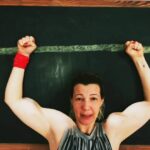 Nilgün Türksever Instagram - Virüsten kelli bir bar taburesi üstünde kutlayamadığım doğum günüm bugün. Zaten babam da yaşıyor çok şükür :)Neyse kendime bar tabureli doğum günleri diliyorum. Tabure önemli!!! Fikir :çarptık Konsept:ben Kostüm:ben Çocuklar :benim Adam :benim Mekan:benim Makyaj:ben Müzik:yok Tekst :benim Doğumgünü:benim Fotoğraf :Altuğ Görgü ama düzenleme ben.