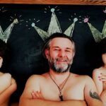Nilgün Türksever Instagram - Virüsten kelli bir bar taburesi üstünde kutlayamadığım doğum günüm bugün. Zaten babam da yaşıyor çok şükür :)Neyse kendime bar tabureli doğum günleri diliyorum. Tabure önemli!!! Fikir :çarptık Konsept:ben Kostüm:ben Çocuklar :benim Adam :benim Mekan:benim Makyaj:ben Müzik:yok Tekst :benim Doğumgünü:benim Fotoğraf :Altuğ Görgü ama düzenleme ben.