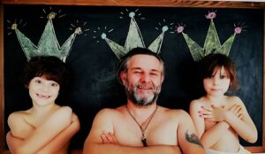 Nilgün Türksever Instagram - Virüsten kelli bir bar taburesi üstünde kutlayamadığım doğum günüm bugün. Zaten babam da yaşıyor çok şükür :)Neyse kendime bar tabureli doğum günleri diliyorum. Tabure önemli!!!
Fikir :çarptık
Konsept:ben
Kostüm:ben
Çocuklar :benim
Adam :benim
Mekan:benim
Makyaj:ben
Müzik:yok
Tekst :benim
Doğumgünü:benim
Fotoğraf :Altuğ Görgü ama düzenleme ben.
