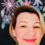 Nilgün Türksever Instagram - Virüsten kelli bir bar taburesi üstünde kutlayamadığım doğum günüm bugün. Zaten babam da yaşıyor çok şükür :)Neyse kendime bar tabureli doğum günleri diliyorum. Tabure önemli!!! Fikir :çarptık Konsept:ben Kostüm:ben Çocuklar :benim Adam :benim Mekan:benim Makyaj:ben Müzik:yok Tekst :benim Doğumgünü:benim Fotoğraf :Altuğ Görgü ama düzenleme ben.