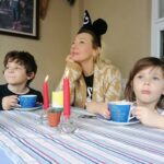 Nilgün Türksever Instagram - Arkadaşlarla Özlüce 'de yeni bi cafe keşfettik şahane bir elektrik direği ve metro manzaralı. #evdekal #evdeozanvebadeylekal Balkon