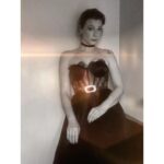 Nilgün Türksever Instagram – Dün geceden 🖤
📷:@esrabasibuyuk
Stil danismani: @esrabasibuyuk
Sevgili Esra seninle karsilasmamin bendeki etkisi çok büyük. Çok sıkıştığim bi anda gökyüzüne açılan pencere oldun ,nefes aldırdın bana. Çok teşekkür ederim arkadaşlığın için, elbisemde ve zihnimde  yarattığın detaylar için.. 
@barruslondon’un güzel kardeşleri @neslisahyilmazz ve @nnursahyilmazz hayranım  güzelliğinize ve zarafetinize. Bir lafımla sonuna kadar açtığınız kapiniz için çok teşekkür ederim. 
@cigdemyartasi seni tanıdığıma çok memnunum🙏
@aykutkeremparlaktas datlummmm seviyorum biliyorsun ellerine sağlık..
Ve Sevgili @sogenfilm ailem iyi ki varsınız ama en çok @zeynepnihalkaraduman Zeyneppp🤍