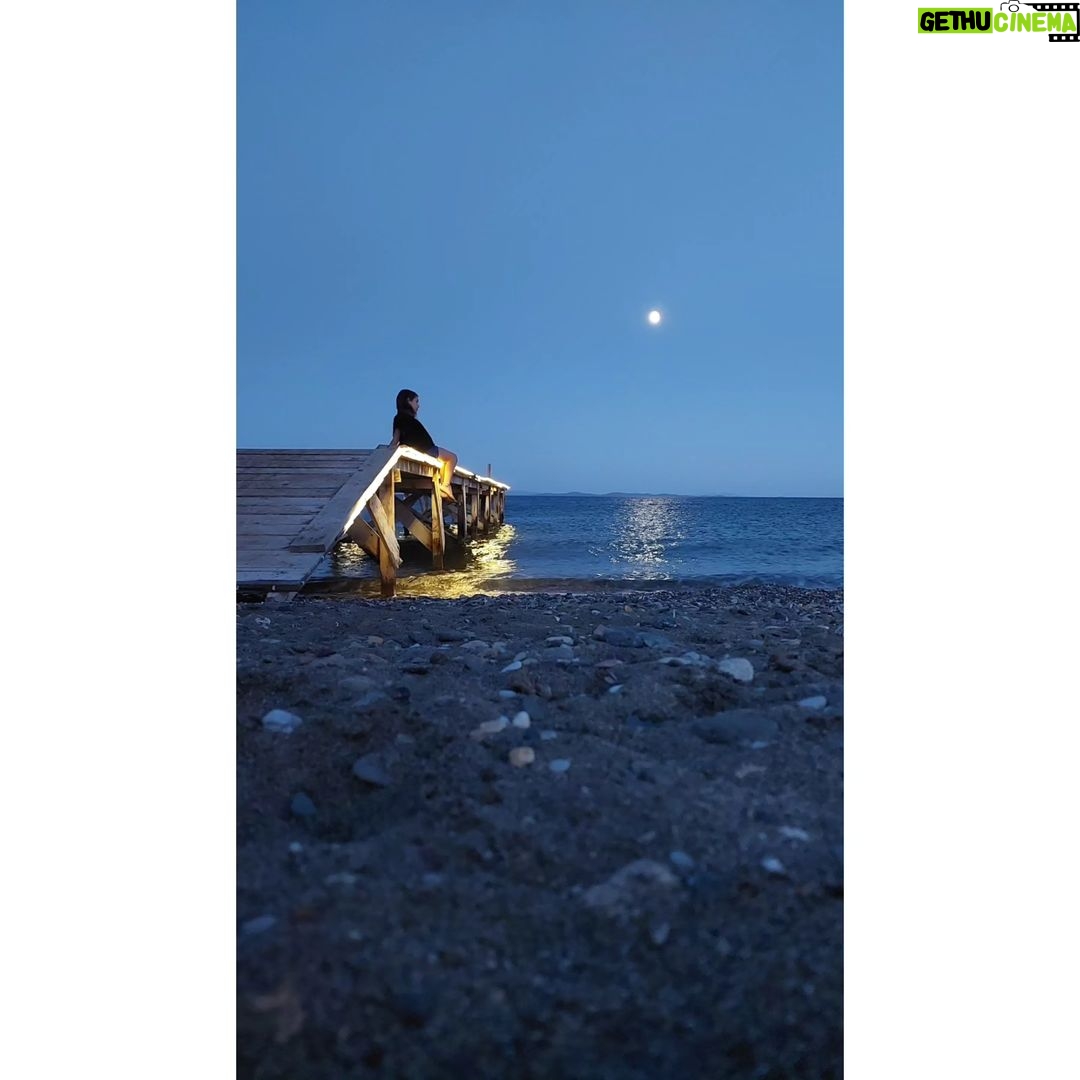 Nilgün Türksever Instagram - Rüya tatilin bi kısmı da bu şahane mekanda şahane insanlarla geçti. Hayatımda izlediğim en güzel dolunayı izledim,şahane karsilasmalar ve sohbetler ettim. Assos büyülü bi yer başka bi ruhu var seni dinliyor duyuyor sanki. Dilerim hayat bana her yıl gitmeyi hediye etsin. Sevgili Zeki ve Pınar müthiş ev sahipliğiniz için minnettarız var olun💙