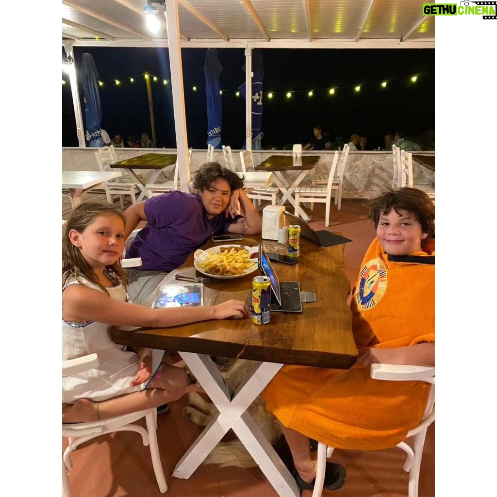 Nilgün Türksever Instagram - Rüya tatilin bi kısmı da bu şahane mekanda şahane insanlarla geçti. Hayatımda izlediğim en güzel dolunayı izledim,şahane karsilasmalar ve sohbetler ettim. Assos büyülü bi yer başka bi ruhu var seni dinliyor duyuyor sanki. Dilerim hayat bana her yıl gitmeyi hediye etsin. Sevgili Zeki ve Pınar müthiş ev sahipliğiniz için minnettarız var olun💙
