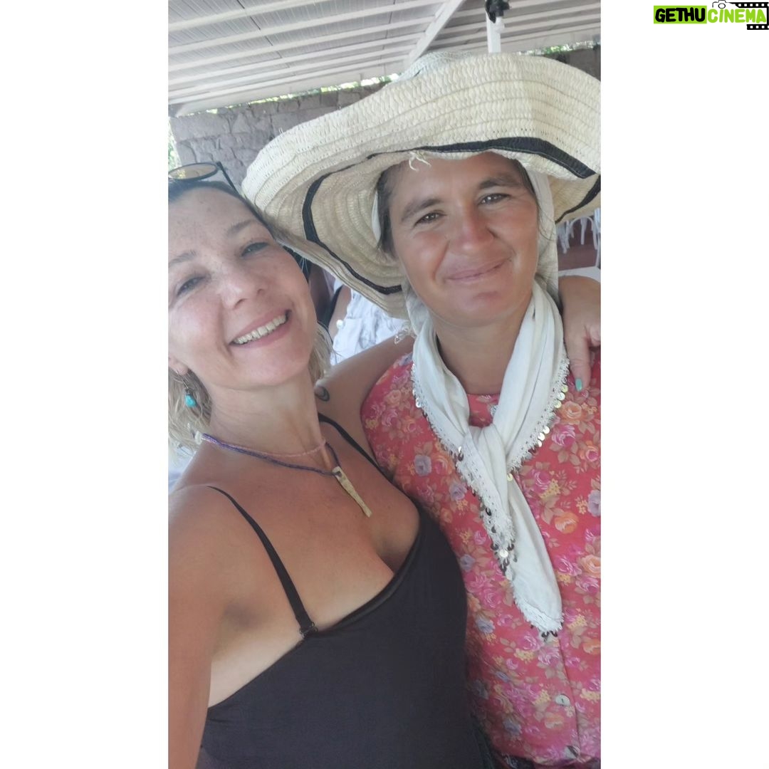 Nilgün Türksever Instagram - Rüya tatilin bi kısmı da bu şahane mekanda şahane insanlarla geçti. Hayatımda izlediğim en güzel dolunayı izledim,şahane karsilasmalar ve sohbetler ettim. Assos büyülü bi yer başka bi ruhu var seni dinliyor duyuyor sanki. Dilerim hayat bana her yıl gitmeyi hediye etsin. Sevgili Zeki ve Pınar müthiş ev sahipliğiniz için minnettarız var olun💙