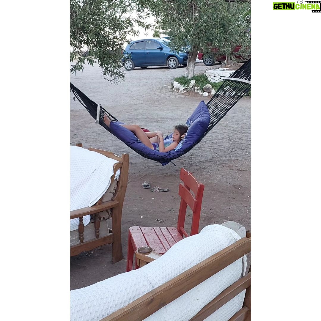Nilgün Türksever Instagram - Rüya tatilin bi kısmı da bu şahane mekanda şahane insanlarla geçti. Hayatımda izlediğim en güzel dolunayı izledim,şahane karsilasmalar ve sohbetler ettim. Assos büyülü bi yer başka bi ruhu var seni dinliyor duyuyor sanki. Dilerim hayat bana her yıl gitmeyi hediye etsin. Sevgili Zeki ve Pınar müthiş ev sahipliğiniz için minnettarız var olun💙