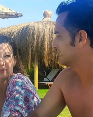 Nilgün Türksever Instagram - Bugün benim evim, aklım, coğrafyam olan çok sevdiğim arkadaşımın doğum günü ; iyi ki doğdun Tuğrulummm🤍 bol ritüelli gökyüzüne daha yakın yerlerde hafif ve sade bir hayatımız olsun hep. Seni çok seviyorum çookkk..