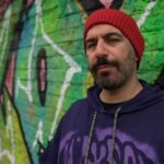 Nima Akbarpour Instagram – در این برنامه کلیک به سراغ مزارع خورشیدی شناور در کشور پرتغال می‌رویم تا ببینیم مزیتش نسبت به مزارع خورشیدی معمولی چیست. فناوری‌های جدیدی را بررسی می‌کنیم که هدف‌شان پاکسازی زباله‌های رهاشده در اقیانوس‌هاست. نگاهی می‌اندازیم به سربند واقعیت مجازی PS VR2 که برای پلی‌استیشن ۵ تولید شده است. به زوریخ می‌رویم تا شاهد بازیافت کامل ساختمان‌ها باشیم. و گوشی موبایل‌مان را تعمیر می‌کنیم. BBC Broadcasting House