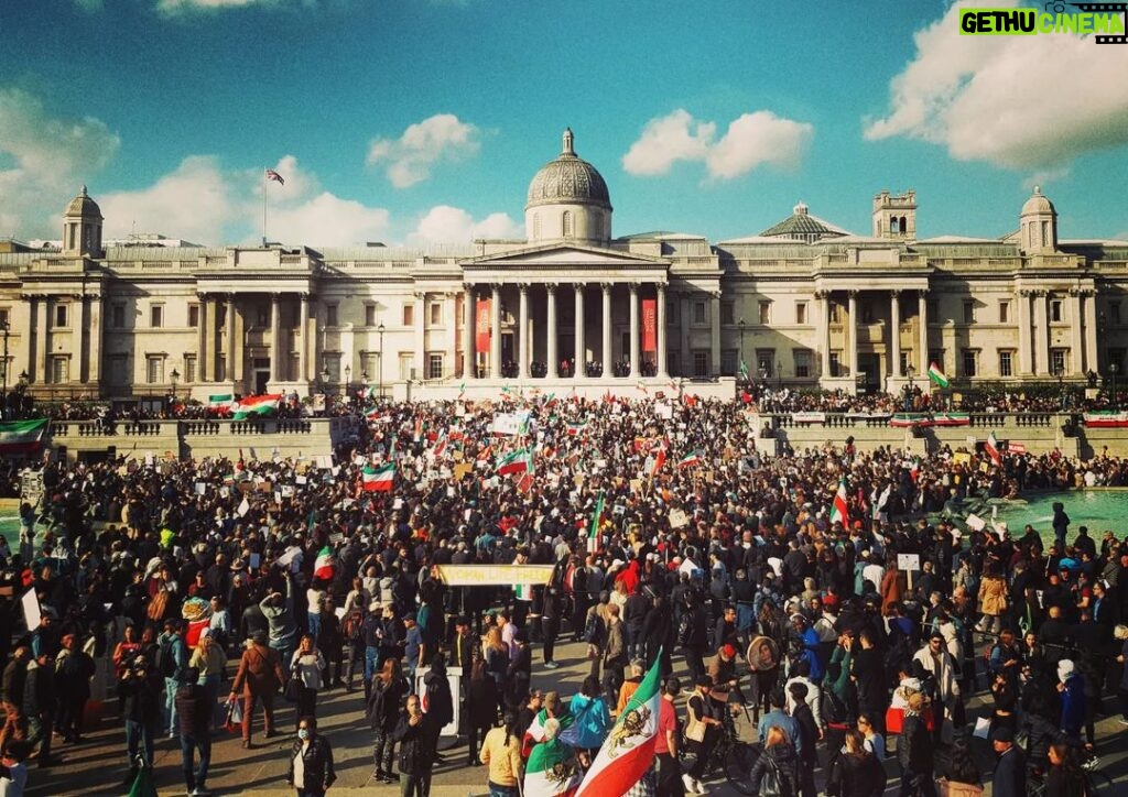 Nima Akbarpour Instagram - گوشه‌ای از تجمع #لندن در نهم مهر مطابق با یکم اکتبر #مهسا_امینی #London #Iran #demonstration #MahsaAmini #TrafalgarSquare Trafalgar Square