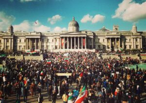 Nima Akbarpour Instagram - گوشه‌ای از تجمع #لندن در نهم مهر مطابق با یکم اکتبر
#مهسا_امینی
#London #Iran #demonstration #MahsaAmini #TrafalgarSquare