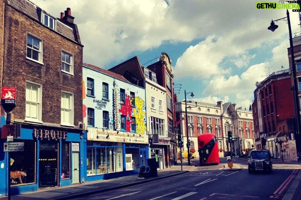 Nima Akbarpour Instagram - در آخرین روزهای تعطیلی همگانی تابستان، خیابان‌های شلوغ #لندن، خلوت و خالی. Shoreditch, London