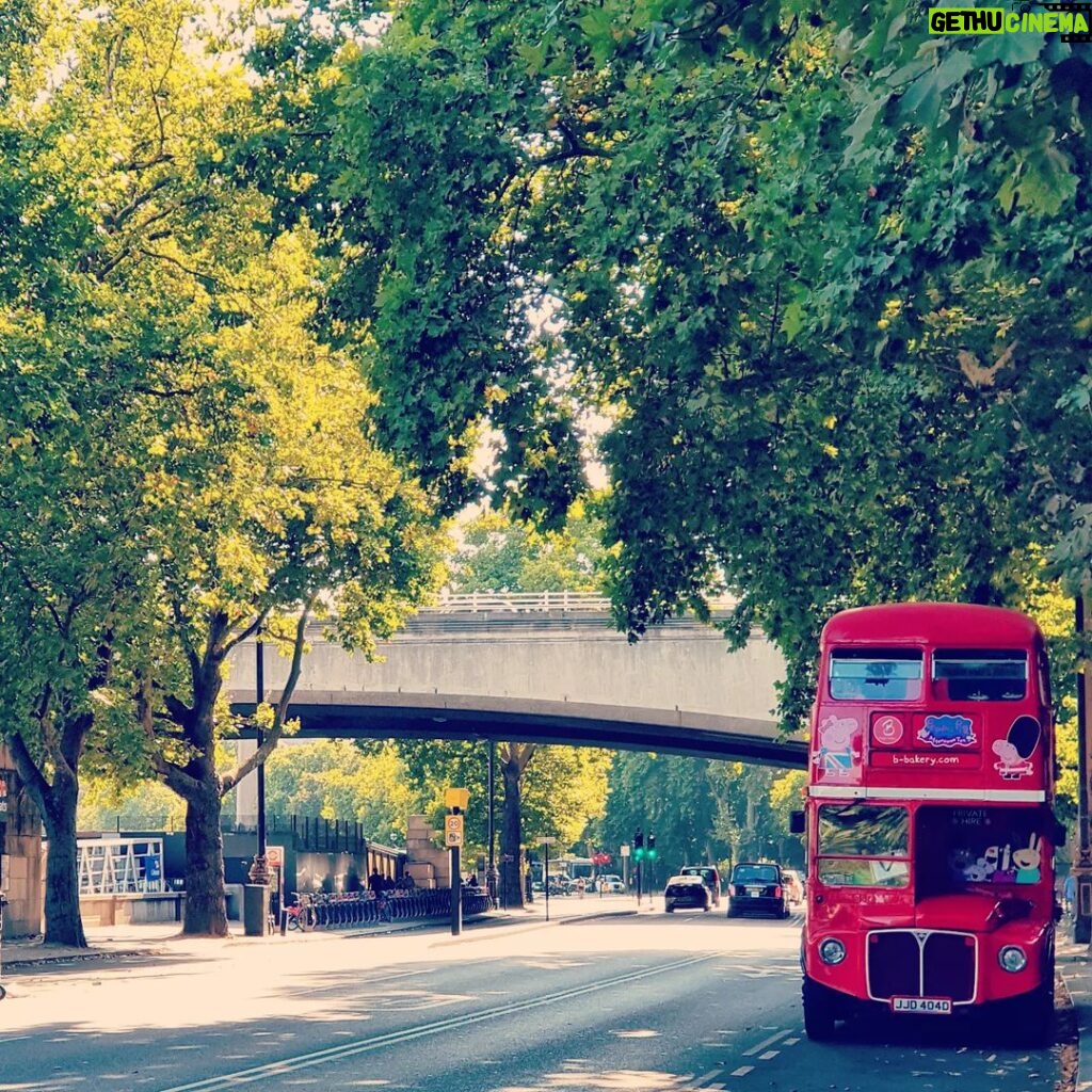 Nima Akbarpour Instagram - این قسمت: تنهایی یک اتوبوس قرمز اهل لندن که دوران بازنشستگی‌اش را به بستنی‌فروشی در هوای داغ شهری می‌گذراند که در آن پیر شد. #London #red #old #antic #antique #vintage #bus #icecreem #اتوبوس #قرمز #لندن #بستنی Enbankment, London