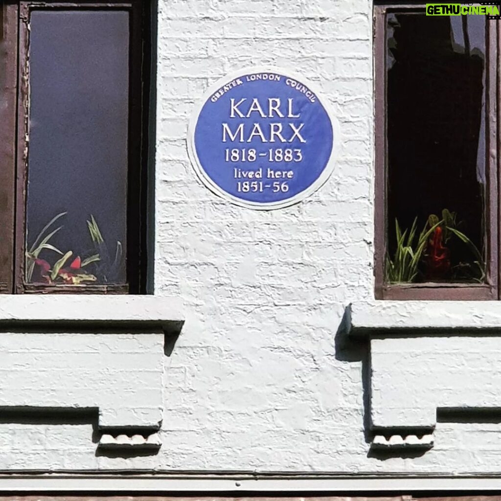 Nima Akbarpour Instagram - Karl #Marx lived here 1851-56 🔍 در خلال کوچه‌گردی‌ها در #لندن، یهو دیدم دارم از جلوی خونه #مارکس رد می‌شم. Dean Street