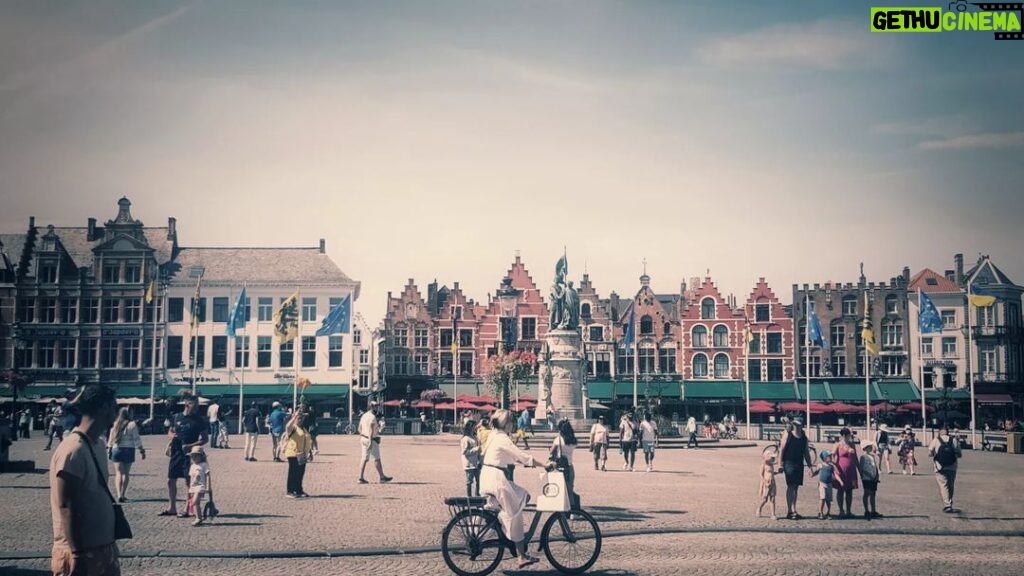 Nima Akbarpour Instagram - An ordinary #summer day in #Brugge old down town 🇧🇪 یک روز معمولی #تابستان در منطقه قدیمی #بروژ #بلژیک Market Place Brugge