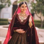 Nimrat Khaira Instagram – ਨਾਲ਼ੇ ਰੱਬ ਤੇ ਨਾਲ਼ੇ ਦੁਨੀਆਦਾਰੀਆਂ ਵੇ 
🤍♾