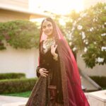 Nimrat Khaira Instagram – ਨਾਲ਼ੇ ਰੱਬ ਤੇ ਨਾਲ਼ੇ ਦੁਨੀਆਦਾਰੀਆਂ ਵੇ 
🤍♾