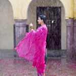 Nimrat Khaira Instagram - Kine jane resonate kr parhe es geet nal ? Lokan diya changian madiya sameya ne mapniya ♥️ #Sausaugallan #maanmatti 👗 @heritagedreamz