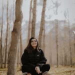 Nimrat Khaira Instagram – ਹਮੇਸ਼ਾ ਕਦ ਵੇ ਰਹਿੰਦੇ ਨੇ ਇਹ ਖੁਸ਼ੀਆਂ, ਨੂਰ ਤੇ ਨਗ਼ਮੇ
ਇਹ ਦੌੜਾਂ ਮੁੱਕਦੀਆਂ ਨਾ ਵੇ, ਆਪਾਂ ਕਿਹੜਾ ਜਿੱਤਣੇ ਤਗ਼ਮੇ
ਮੈਂ ਬਹੁਤਾ ਕੁਝ ਤਾਂ ਮੰਗਦੀ ਨਈਂ, ਲੈ ਕੇ ਮੇਰਾ ਨਾਂ ਬੁਲਾਇਆ ਕਰ
ਮੇਰੇ ਸਾਹਵੇਂ ਜੇ ਬਹਿਨਾਂ ਏਂ ਤਾਂ ਅੱਖਾਂ ਵੀ ਮਿਲਾਇਆ ਕਰ … #Akhan #Maanmatti

📸 @mandy.ican