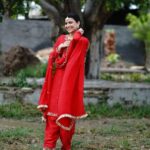 Nimrat Khaira Instagram – Rab kare hun apan mil jayiye haaye cheti koe raah nikale ♥️♾ #DoorDoor #Maanmatti

@aliwarofficial @heritagepanjab @vr.films.in