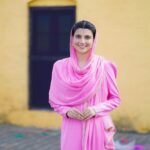 Nimrat Khaira Instagram – Akhan nal kiti ohne dilan di viakhyea ,Mere val badi tehzeeb nal jhakeya ..♥️♥️
 #Suhagan
#Maanmatti

 @aliwarofficial @vr.films.in