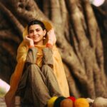 Nimrat Khaira Instagram - ਮੈਂ ਦਰਦ ਬਣਾ ਕੇ ਘੁੱਗੀਆਂ-ਚਿੜੀਆਂ ਵਾਹ ਦਿੱਤੇ ਮੈਂ ਕਿਸਮਤ ਦੀ ਛਾਤੀ 'ਤੇ ਚਰਖੇ ਡਾਹ ਦਿੱਤੇ.. @ravankhosa @pippal_patiyaan