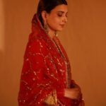 Nimrat Khaira Instagram - ਪਹਿਲੀ ਤਾਂ ਹੋਈ ਨੀਂ ਮੈਂ ਆਪ ਸੁਹਾਗਣ …. Es gane ch sarangi da jo feel e na bakamal classic♥️♾ .Shoutout to @mominkhanofficial 🙏🏻 @harmanranitatt @thekidd @bal_deo @harwindersidhu @jass_dhanjal @brownstudios1 #suhagan #Maanmatti 📸 @ravankhosa @the_rosegirl