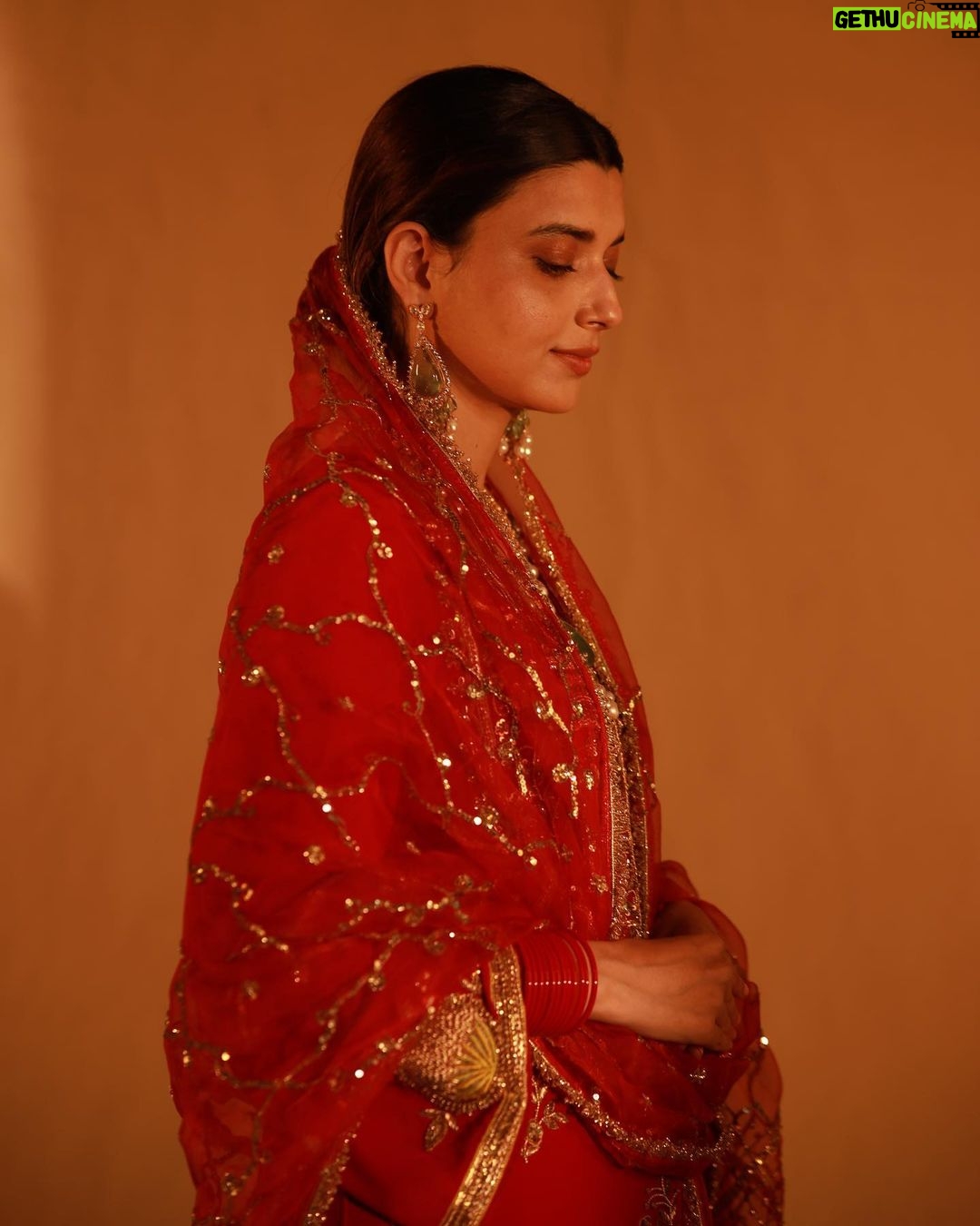 Nimrat Khaira Instagram - ਪਹਿਲੀ ਤਾਂ ਹੋਈ ਨੀਂ ਮੈਂ ਆਪ ਸੁਹਾਗਣ …. Es gane ch sarangi da jo feel e na bakamal classic♥️♾ .Shoutout to @mominkhanofficial 🙏🏻 @harmanranitatt @thekidd @bal_deo @harwindersidhu @jass_dhanjal @brownstudios1 #suhagan #Maanmatti 📸 @ravankhosa @the_rosegirl