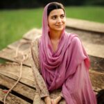 Nimrat Khaira Instagram - Sadiyan Di Daldal Chon Niklo Ni Sakhiyo,Agge Di Agge Pyea Jagg Bathera..Apni Syanap Da Palla Na Shaddeo,Unj Dekho Duniya De Ranga Da Ghera.. 📸@ravankhosa @pippal_patiyaan