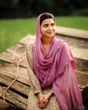 Nimrat Khaira Instagram - Sadiyan Di Daldal Chon Niklo Ni Sakhiyo,Agge Di Agge Pyea Jagg Bathera..Apni Syanap Da Palla Na Shaddeo,Unj Dekho Duniya De Ranga Da Ghera..

📸@ravankhosa @pippal_patiyaan