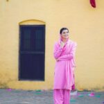 Nimrat Khaira Instagram - Akhan nal kiti ohne dilan di viakhyea ,Mere val badi tehzeeb nal jhakeya ..♥️♥️ #Suhagan #Maanmatti @aliwarofficial @vr.films.in