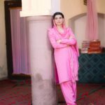 Nimrat Khaira Instagram - Akhan nal kiti ohne dilan di viakhyea ,Mere val badi tehzeeb nal jhakeya ..♥️♥️ #Suhagan #Maanmatti @aliwarofficial @vr.films.in