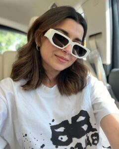 Nimrat Khaira Instagram - ਪਰ ਤੇਰੀ ਚੁੱਪ ਦੇ ਮੂਹਰੇ, ਇੱਕ ਦਿਨ ਇਹ ਸ਼ੋਰ ਨੱਚਣਗੇ ਜਿਹੜੇ ਅੱਜ ਸੱਪ ਬਣ ਬੈਠੇ, ਬਣ ਕੇ ਉਹ ਮੋਰ ਨੱਚਣਗੇ ਰੱਬ ਦੇ ਘਰ ਨ੍ਹੇਰ ਨੀਂ ਹੁੰਦਾ, ਹੋ ਸਕਦੀਆਂ ਦੇਰੀਆਂ ਵੇ … #sausaugallan #Maanmatti