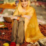 Nimrat Khaira Instagram - ਮੈਂ ਦਰਦ ਬਣਾ ਕੇ ਘੁੱਗੀਆਂ-ਚਿੜੀਆਂ ਵਾਹ ਦਿੱਤੇ ਮੈਂ ਕਿਸਮਤ ਦੀ ਛਾਤੀ 'ਤੇ ਚਰਖੇ ਡਾਹ ਦਿੱਤੇ.. @ravankhosa @pippal_patiyaan