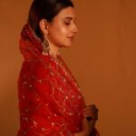 Nimrat Khaira Instagram - ਪਹਿਲੀ ਤਾਂ ਹੋਈ ਨੀਂ ਮੈਂ ਆਪ ਸੁਹਾਗਣ …. Es gane ch sarangi da jo feel e na bakamal classic♥️♾ .Shoutout to @mominkhanofficial 🙏🏻 @harmanranitatt @thekidd @bal_deo @harwindersidhu @jass_dhanjal @brownstudios1 #suhagan #Maanmatti 📸 @ravankhosa @the_rosegirl
