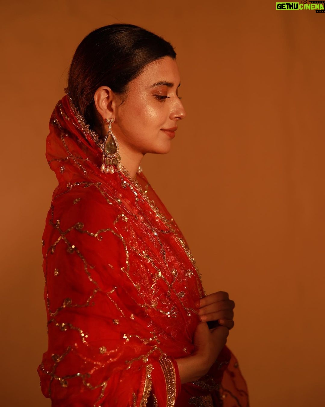 Nimrat Khaira Instagram - ਪਹਿਲੀ ਤਾਂ ਹੋਈ ਨੀਂ ਮੈਂ ਆਪ ਸੁਹਾਗਣ …. Es gane ch sarangi da jo feel e na bakamal classic♥️♾ .Shoutout to @mominkhanofficial 🙏🏻 @harmanranitatt @thekidd @bal_deo @harwindersidhu @jass_dhanjal @brownstudios1 #suhagan #Maanmatti 📸 @ravankhosa @the_rosegirl