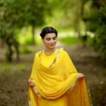 Nimrat Khaira Instagram - I want to remain classic 💛 📸 @ravankhosa @aliwarofficial @heritagepanjab