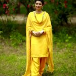 Nimrat Khaira Instagram - I want to remain classic 💛 📸 @ravankhosa @aliwarofficial @heritagepanjab