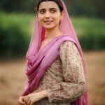 Nimrat Khaira Instagram - Sadiyan Di Daldal Chon Niklo Ni Sakhiyo,Agge Di Agge Pyea Jagg Bathera..Apni Syanap Da Palla Na Shaddeo,Unj Dekho Duniya De Ranga Da Ghera.. 📸@ravankhosa @pippal_patiyaan