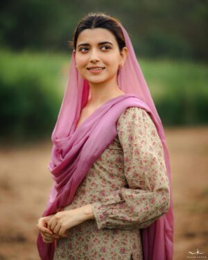 Nimrat Khaira Instagram - Sadiyan Di Daldal Chon Niklo Ni Sakhiyo,Agge Di Agge Pyea Jagg Bathera..Apni Syanap Da Palla Na Shaddeo,Unj Dekho Duniya De Ranga Da Ghera..

📸@ravankhosa @pippal_patiyaan