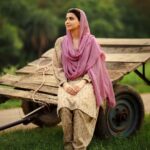 Nimrat Khaira Instagram - Sadiyan Di Daldal Chon Niklo Ni Sakhiyo,Agge Di Agge Pyea Jagg Bathera..Apni Syanap Da Palla Na Shaddeo,Unj Dekho Duniya De Ranga Da Ghera.. 📸@ravankhosa @pippal_patiyaan