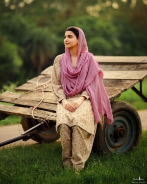 Nimrat Khaira Instagram - Sadiyan Di Daldal Chon Niklo Ni Sakhiyo,Agge Di Agge Pyea Jagg Bathera..Apni Syanap Da Palla Na Shaddeo,Unj Dekho Duniya De Ranga Da Ghera..

📸@ravankhosa @pippal_patiyaan