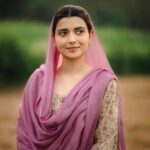 Nimrat Khaira Instagram - Sadiyan Di Daldal Chon Niklo Ni Sakhiyo,Agge Di Agge Pyea Jagg Bathera..Apni Syanap Da Palla Na Shaddeo,Unj Dekho Duniya De Ranga Da Ghera.. 📸@ravankhosa @pippal_patiyaan