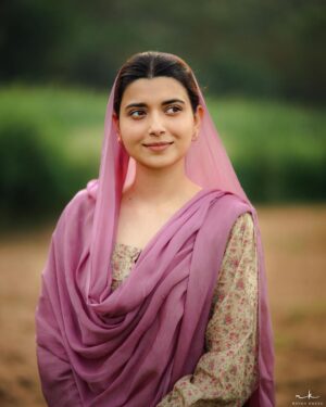 Nimrat Khaira Instagram - Sadiyan Di Daldal Chon Niklo Ni Sakhiyo,Agge Di Agge Pyea Jagg Bathera..Apni Syanap Da Palla Na Shaddeo,Unj Dekho Duniya De Ranga Da Ghera..

📸@ravankhosa @pippal_patiyaan
