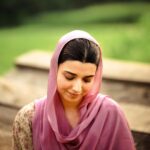 Nimrat Khaira Instagram - Sadiyan Di Daldal Chon Niklo Ni Sakhiyo,Agge Di Agge Pyea Jagg Bathera..Apni Syanap Da Palla Na Shaddeo,Unj Dekho Duniya De Ranga Da Ghera.. 📸@ravankhosa @pippal_patiyaan