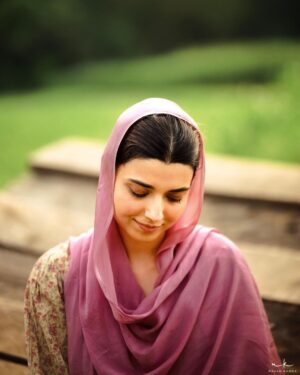 Nimrat Khaira Instagram - Sadiyan Di Daldal Chon Niklo Ni Sakhiyo,Agge Di Agge Pyea Jagg Bathera..Apni Syanap Da Palla Na Shaddeo,Unj Dekho Duniya De Ranga Da Ghera..

📸@ravankhosa @pippal_patiyaan